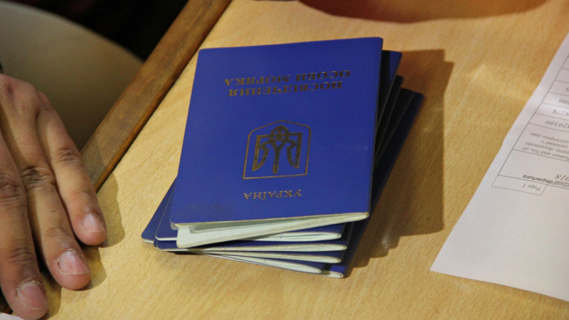 Находящимся за границей украинцам начали выдавать паспорта