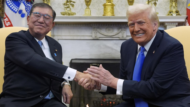 Премьер Японии подарил Трампу золотой самурайский шлем и вазу Кутани
